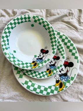 Disney Minnie Mouse Green Check Dinnerware Set - White & Green